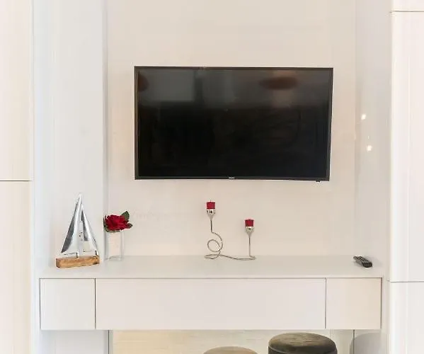 Fantasy Studio- N Pools Lägenhet Mamaia