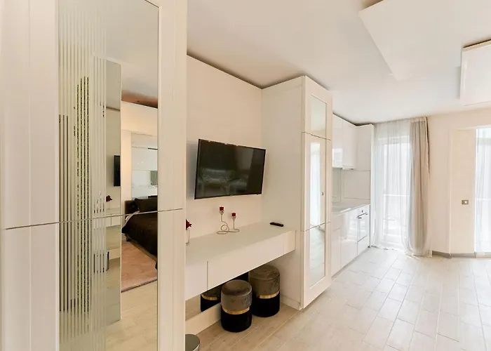 Fantasy Studio- N Pools Lägenhet Mamaia